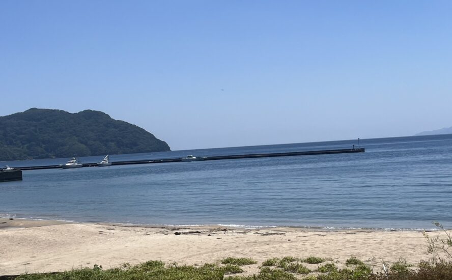 別荘地の窓からは丹後ブルーの美しい海